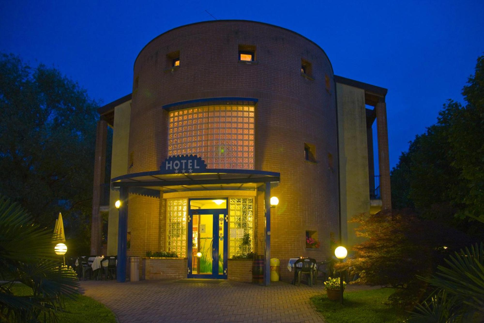Hotel Il Canneto Porto Ceresio Buitenkant foto