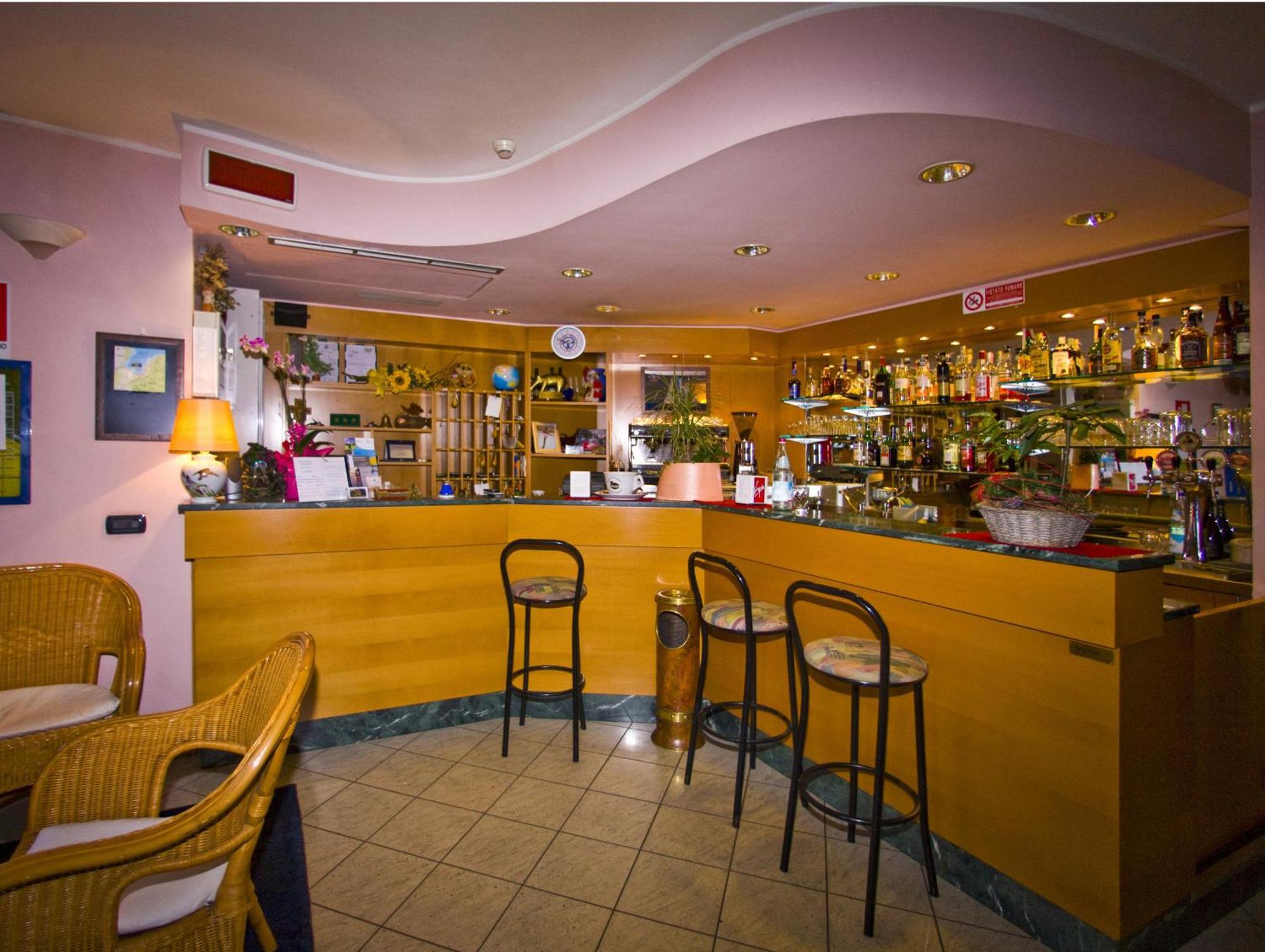 Hotel Il Canneto Porto Ceresio Buitenkant foto