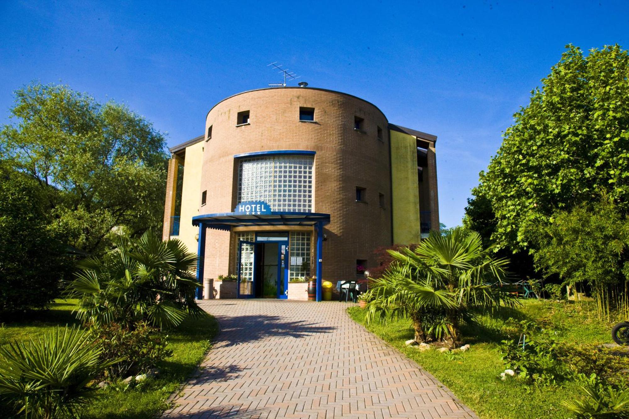 Hotel Il Canneto Porto Ceresio Buitenkant foto