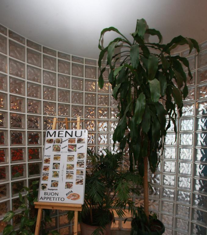 Hotel Il Canneto Porto Ceresio Buitenkant foto