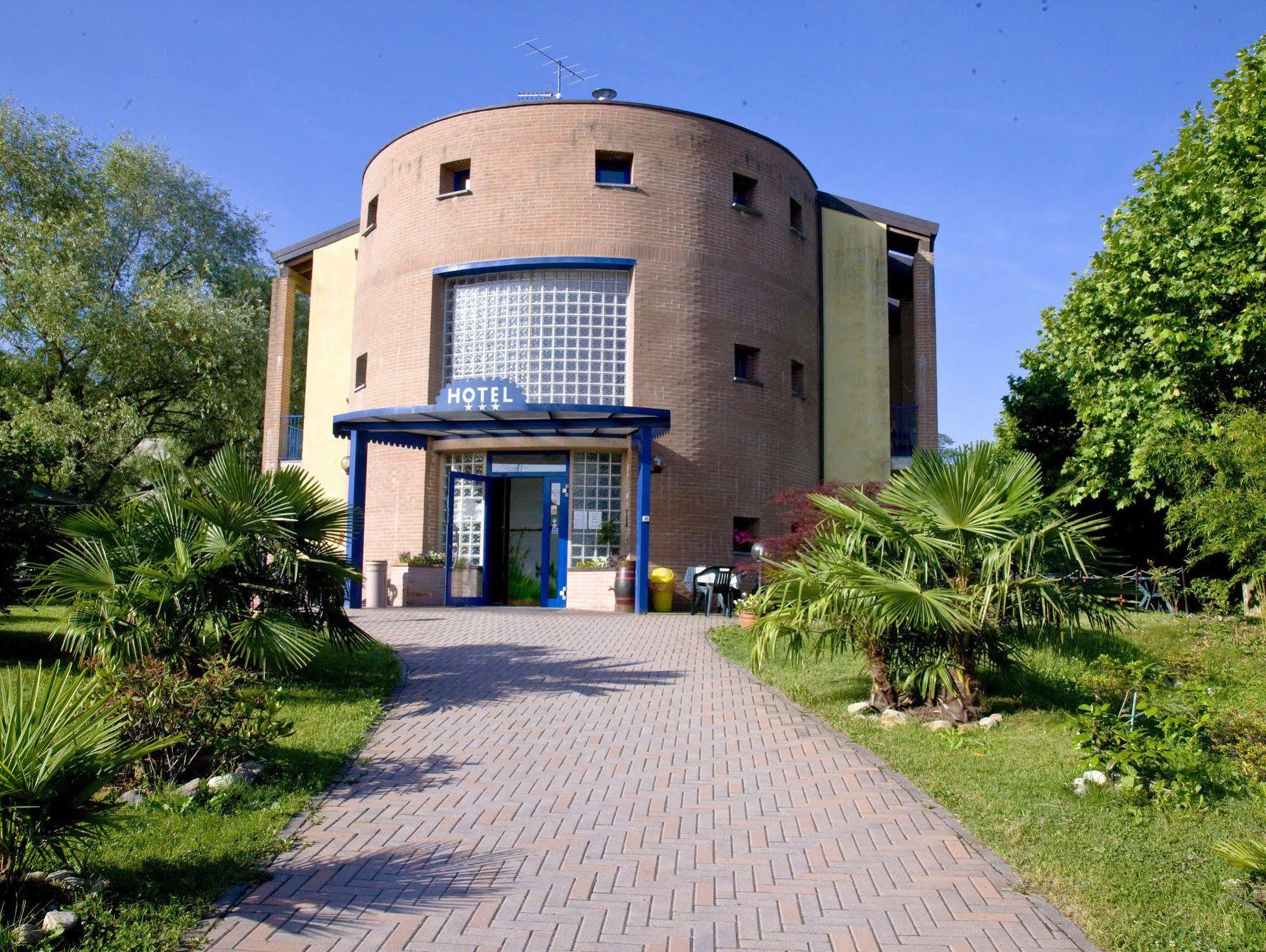 Hotel Il Canneto Porto Ceresio Buitenkant foto