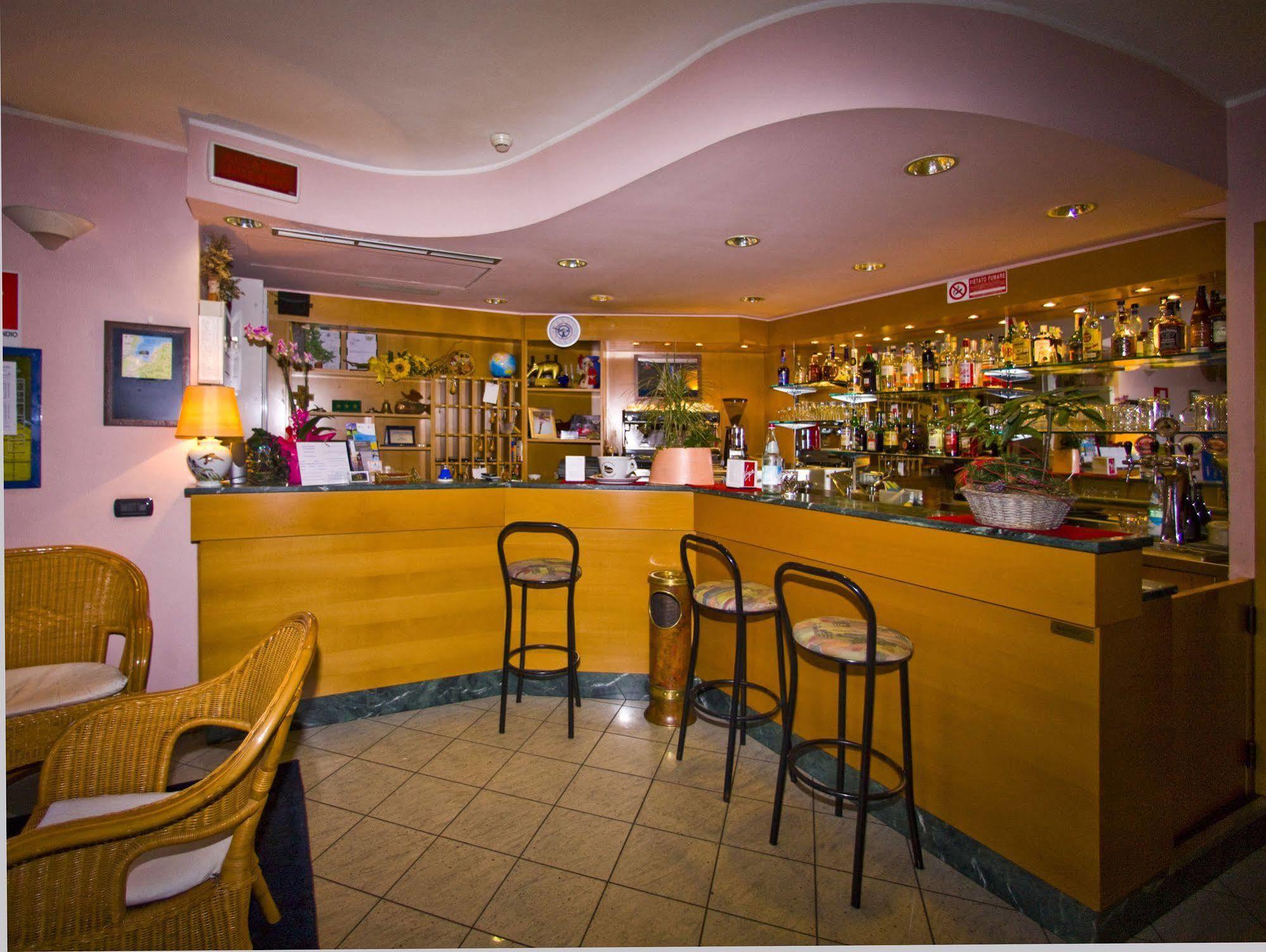 Hotel Il Canneto Porto Ceresio Buitenkant foto
