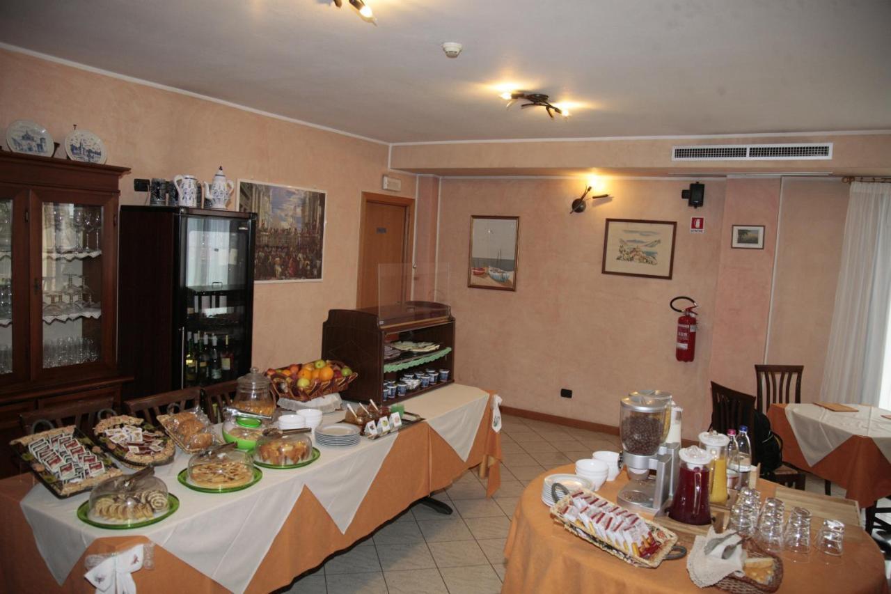 Hotel Il Canneto Porto Ceresio Buitenkant foto