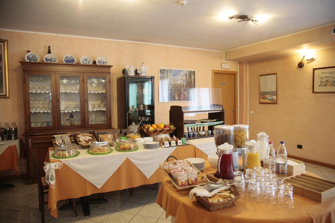 Hotel Il Canneto Porto Ceresio Buitenkant foto
