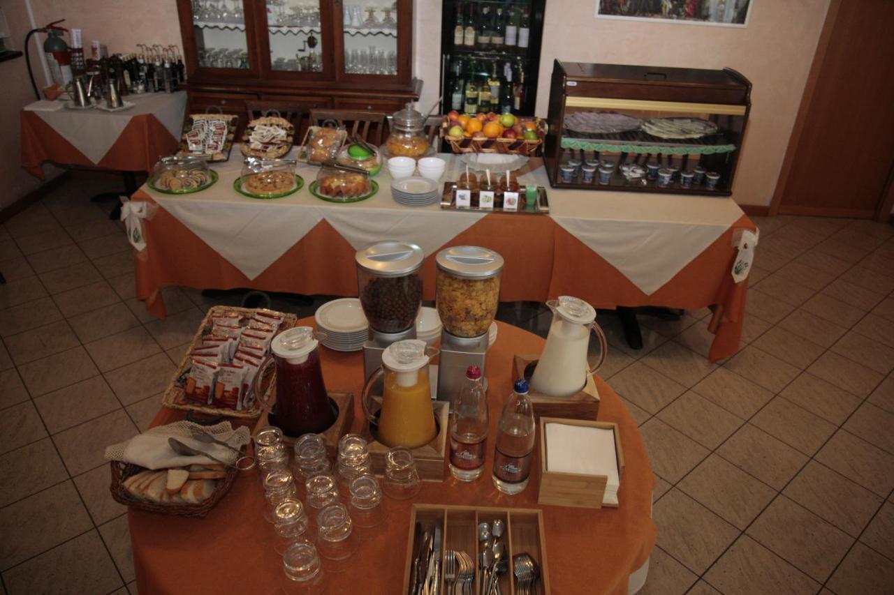Hotel Il Canneto Porto Ceresio Buitenkant foto