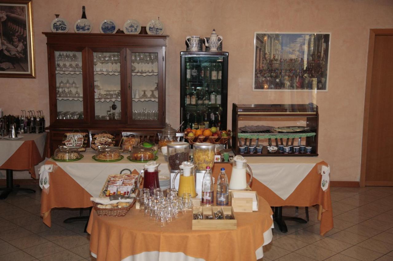 Hotel Il Canneto Porto Ceresio Buitenkant foto